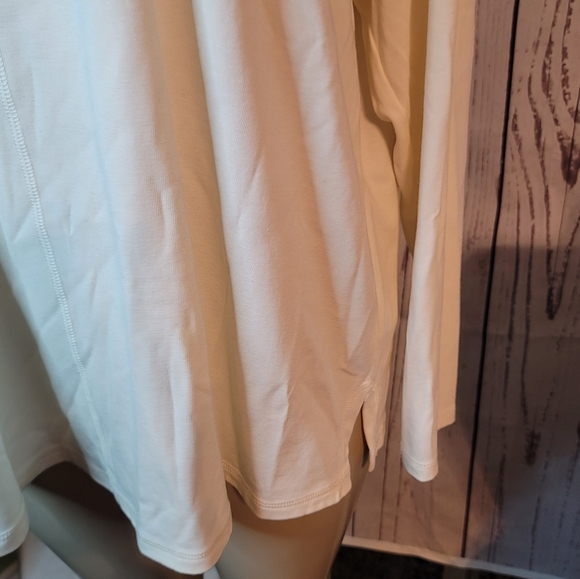 Isaac Mizrahi Live ! Off White Long Sleeve Top with seam running thru - Picture 9 of 10